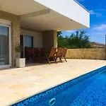 Antea - Modern House With Pool