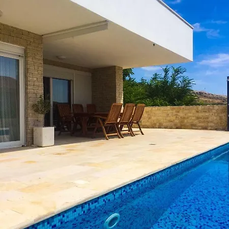 Antea - Modern House With Pool