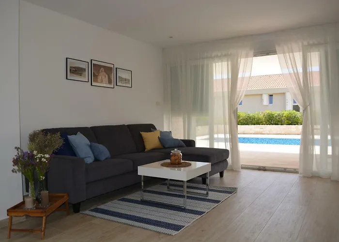 Antea - Modern House With Pool Паг