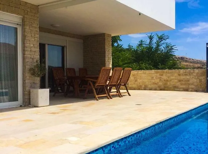 Antea - Modern House With Pool